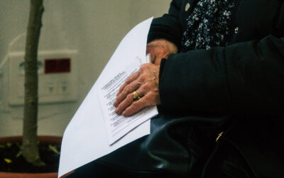 Quando a pensão por morte é vitalícia para a esposa? Entenda as regras atualizadas do INSS